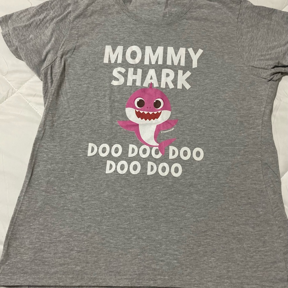 Baby Shark “Mommy Shark” t-shirt - XL